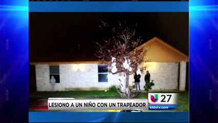 Hombre Golpea a Menor con un Trapeador