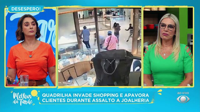 Caso aconteceu na noite de sábado (13). Imagens mostram o momento em que os criminosos disparam tiros e clientes e funcionários correm desesperados.