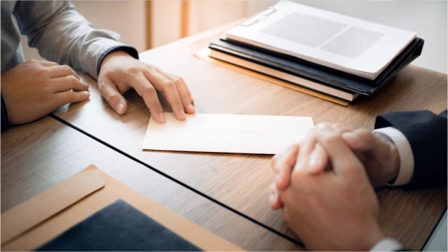 Vous êtes en chômage partiel mais votre employeur vous demande quand même de travailler ? Racontez-nous