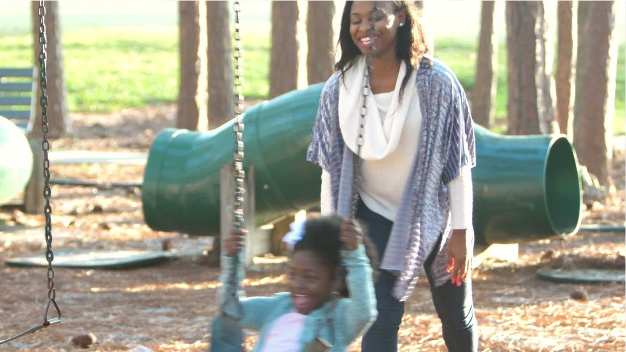 Congé maternité : une députée veut permettre aux sages-femmes de prescrire un renouvellement d’arrêt de travail