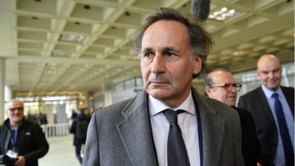 Son épouse ne peut monter à bord, l’avocat-star sort de ses gonds au comptoir d’Air France