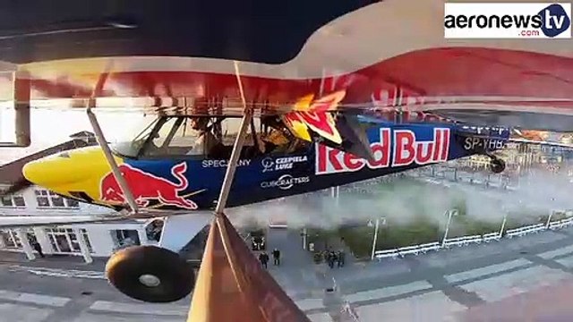 Il se pose en avion sur une jetée