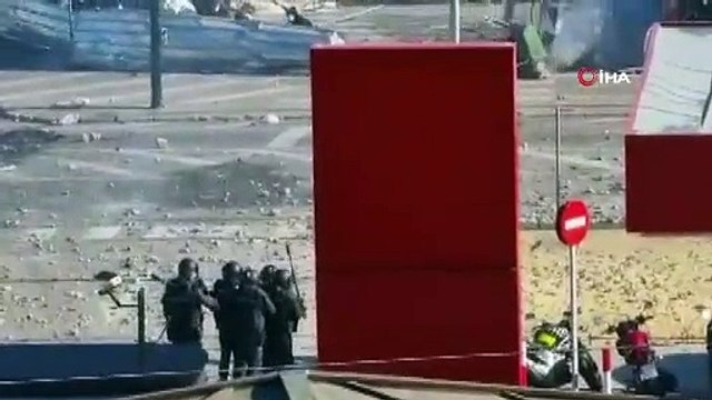 İspanya'da greve giden yaklaşık 20 bin metal işçisi polisle çatıştı