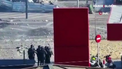 Greve giden yaklaşık 20 bin metal işçisi polisle çatıştı