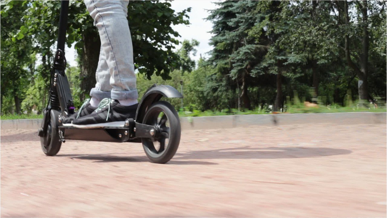 Voilà comment tant d’ados montent sur les trottinettes électriques sans payer