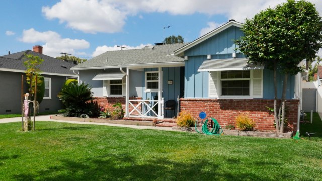 Après avoir acheté leur maison, ils découvrent qu'un immeuble va être construit au bout de leur jardin !