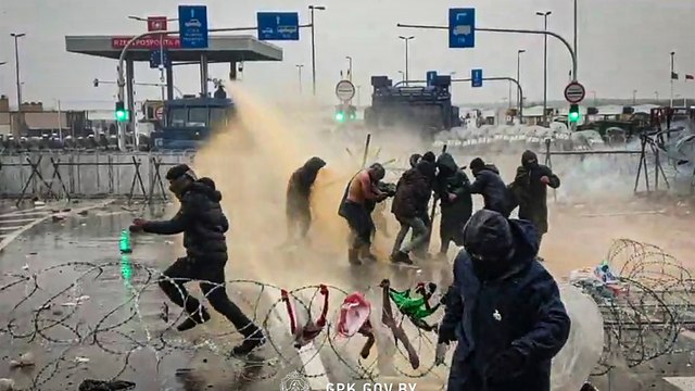 اتهمت بيلاروسيا بتدبير هجوم طالبي اللجوء.. بولندا تعزز إجراءاتها الأمنية على الحدود