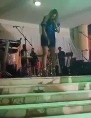 مايا تتعرض لموقف محرج على المباشر اثناء احيائها حفل بالجزائر