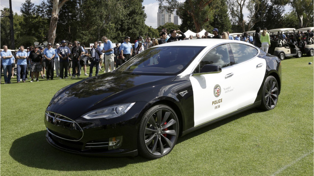 En pleine course-poursuite, la Tesla de la police tombe en panne de batterie