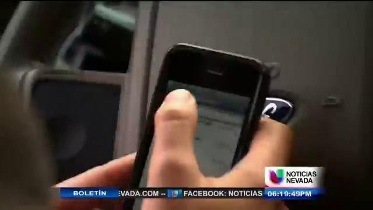 Hispanos usan el internet al manejar