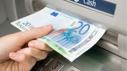 Retirer de l'argent au distributeur pourrait bientôt vous coûter plus cher