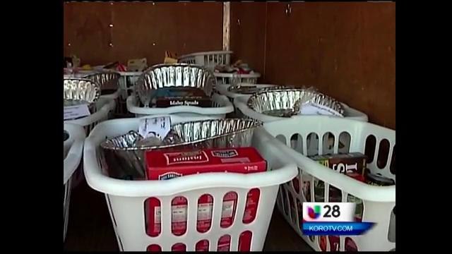 Reúnen alimentos para la cena de Acción de Gracias de familias pobres