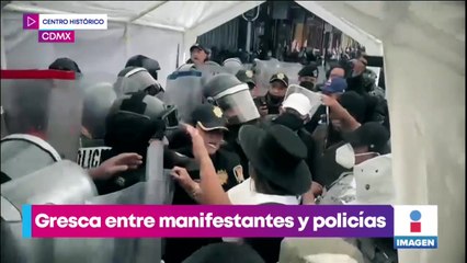 Manifestantes y policías protagonizan enfrentamiento en el Zócalo