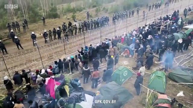 Warnings that Belarus migrant crisis risks military conflict - BBC News