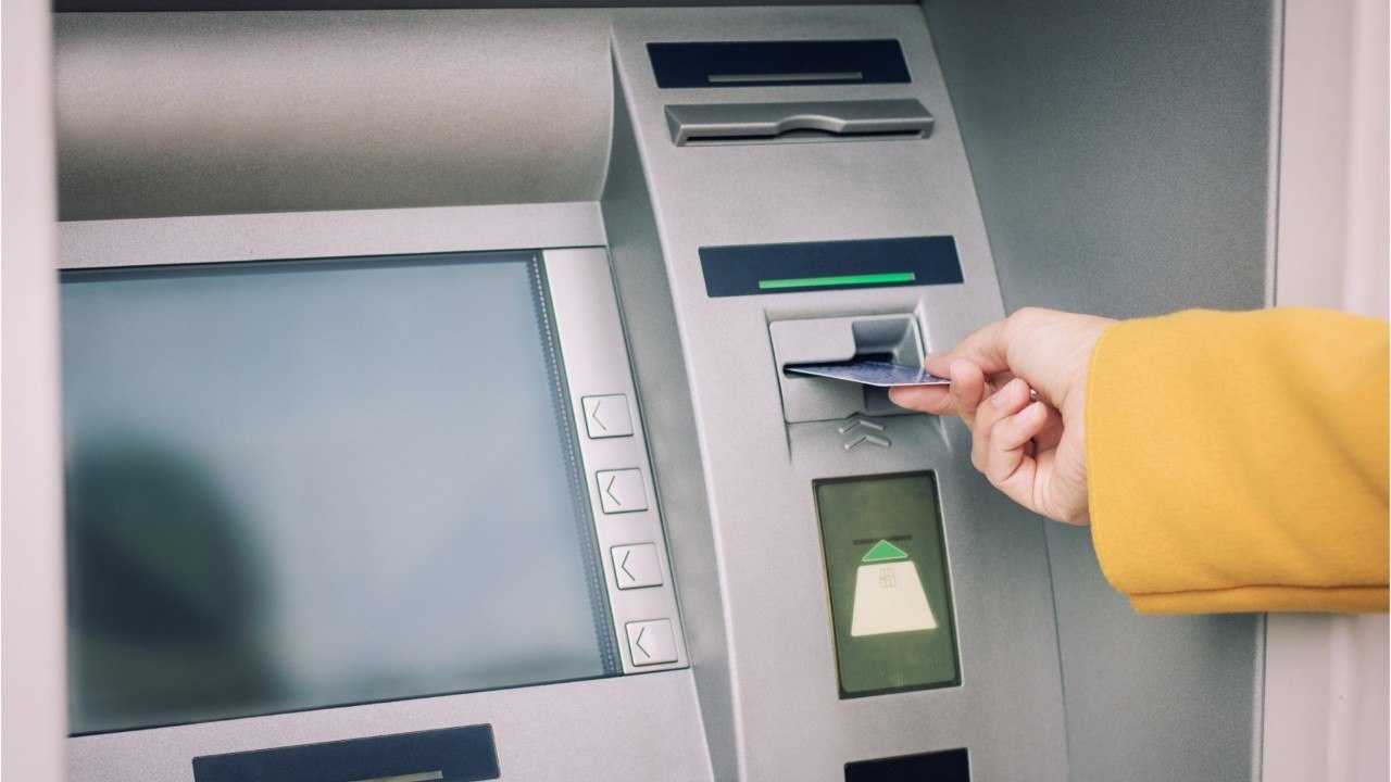 Le premier distributeur de billets sans banque débarque en France