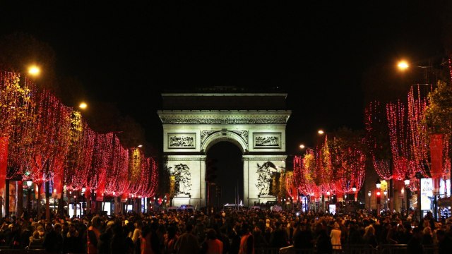 Illuminations de Noël sur les Champs-Elysées : polémique autour du partenariat avec Ferrero