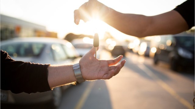 Arnaque : il gagne une fortune en vendant des voitures de location