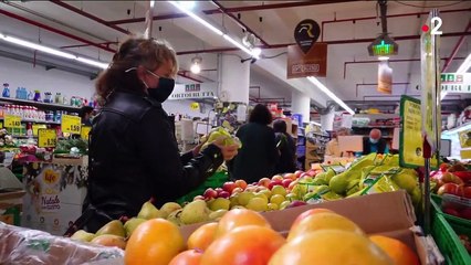 Consommation : des Français font de bonnes affaires dans les supermarchés italiens