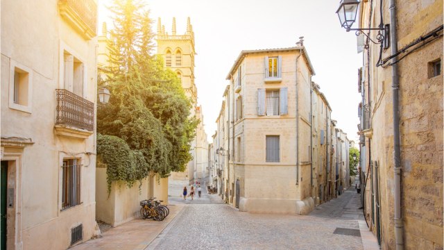 Une quarantaine de personnes passe la nuit dehors... pour acheter un appartement
