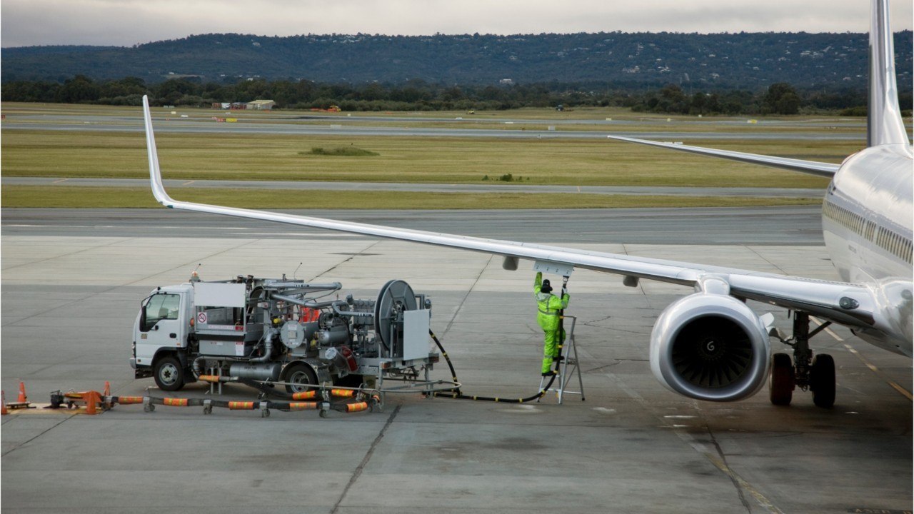 Pour économiser 40 euros, des compagnies aériennes surchargent leurs avions en carburant