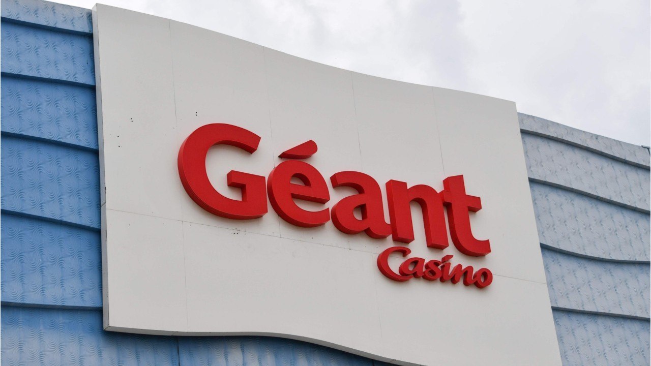 À la caisse automatique, une cliente tente de faire passer un chariot plein pour 0,88 euro