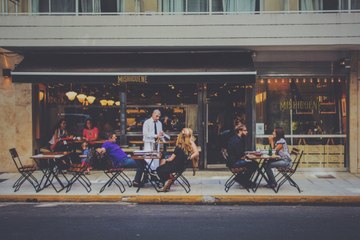 Copropriété : puis-je mettre fin au bail d’un commerce pour nuisance sonore ?