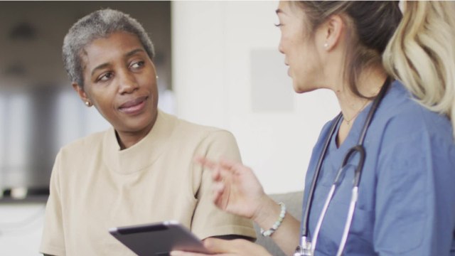 Fin du concours d’aide-soignant, hausse des salaires… ces propositions pour rendre plus attractifs les métiers du grand âge