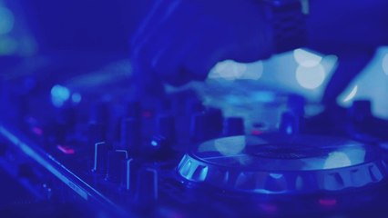 Les policiers interrompent une fête étudiante dans une… cave