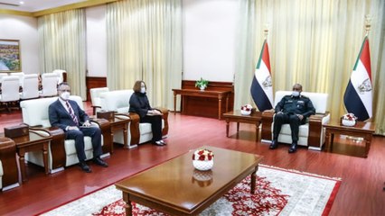 البرهان لمساعدة وزير الخارجية الأميركي: ملتزمون ببنود الوثيقة الدستورية