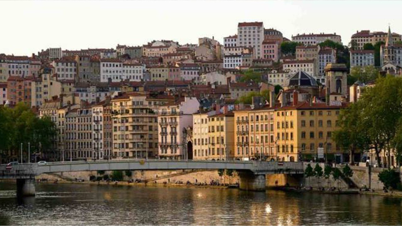 Un SDF ne se "souvient plus" de son code après un repas à 1.500 euros à Lyon