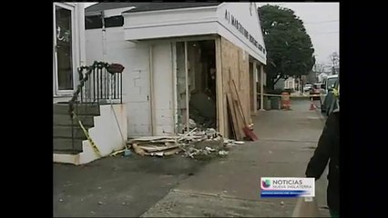 Quincy: Conductor estrella su auto contra un edificio y huye