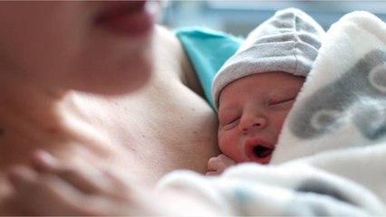 La CPAM refuse de lui octroyer son congé maternité parce qu’elle ne s’est pas arrêtée assez longtemps