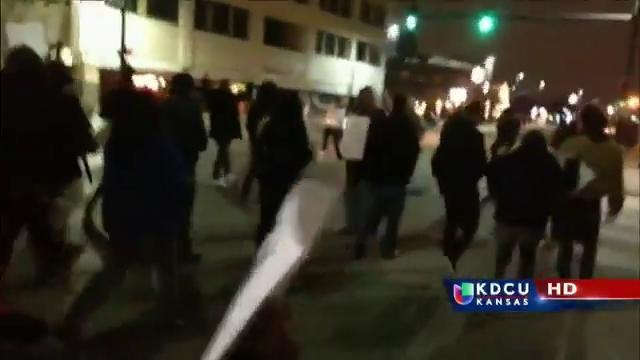 KS: Manifestantes piden mayor transparencia de Departamento Policial