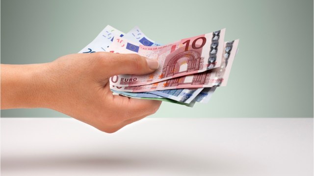 Elle se fait refaire les seins et s’achète une voiture grâce à l’argent du chômage partiel