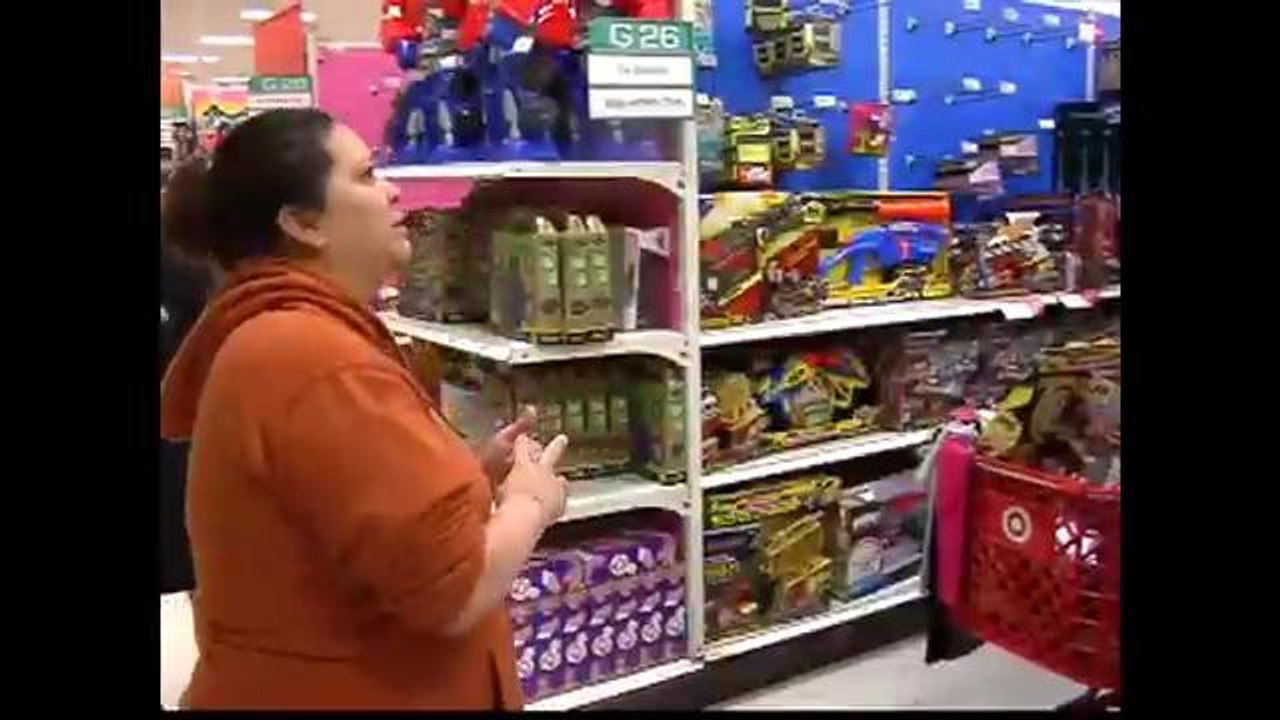 Familias hacen compras navideñas