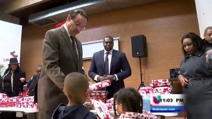 Vicent Gray realiza entrega de juguetes en el distrito