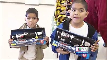 Dr. González regresa a la comunidad que lo vio crecér para regalar juguetes a los niños