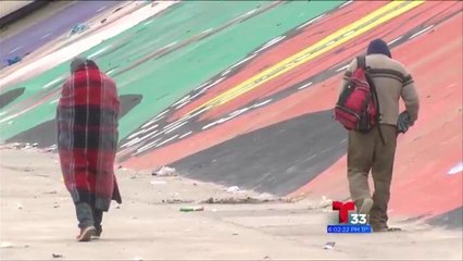 Cientos de indigentes sufren el frío a la intemperie