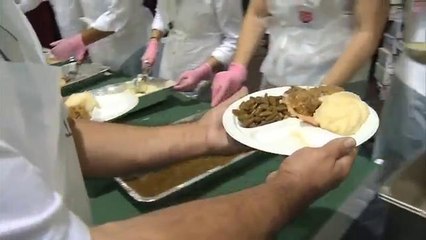Cientos reciben cena navideña en San Diego
