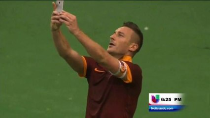 Totti celebra gol haciéndose un 'selfie'