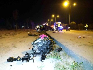 Direğe çarpan otomobilin hız kadranı 230'da takılı kaldı: 3 ölü, 3 yaralı