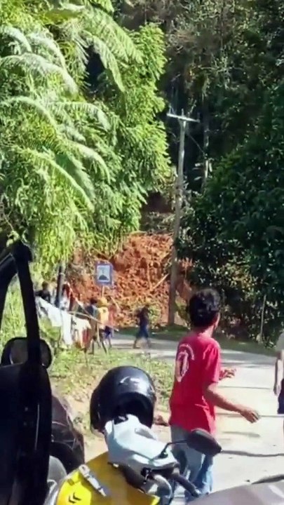 PART 1 Longsor di Battang, Akses Jalan Poros Palopo - Toraja Terputus