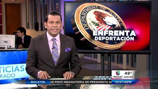 Denuncian que le forzaron a colocar sus huellas digitales en orden de salida del país