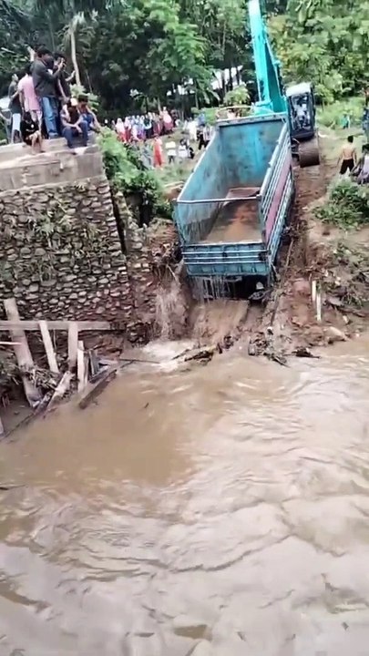 Proses Evakuasi Truk yang Jatuh