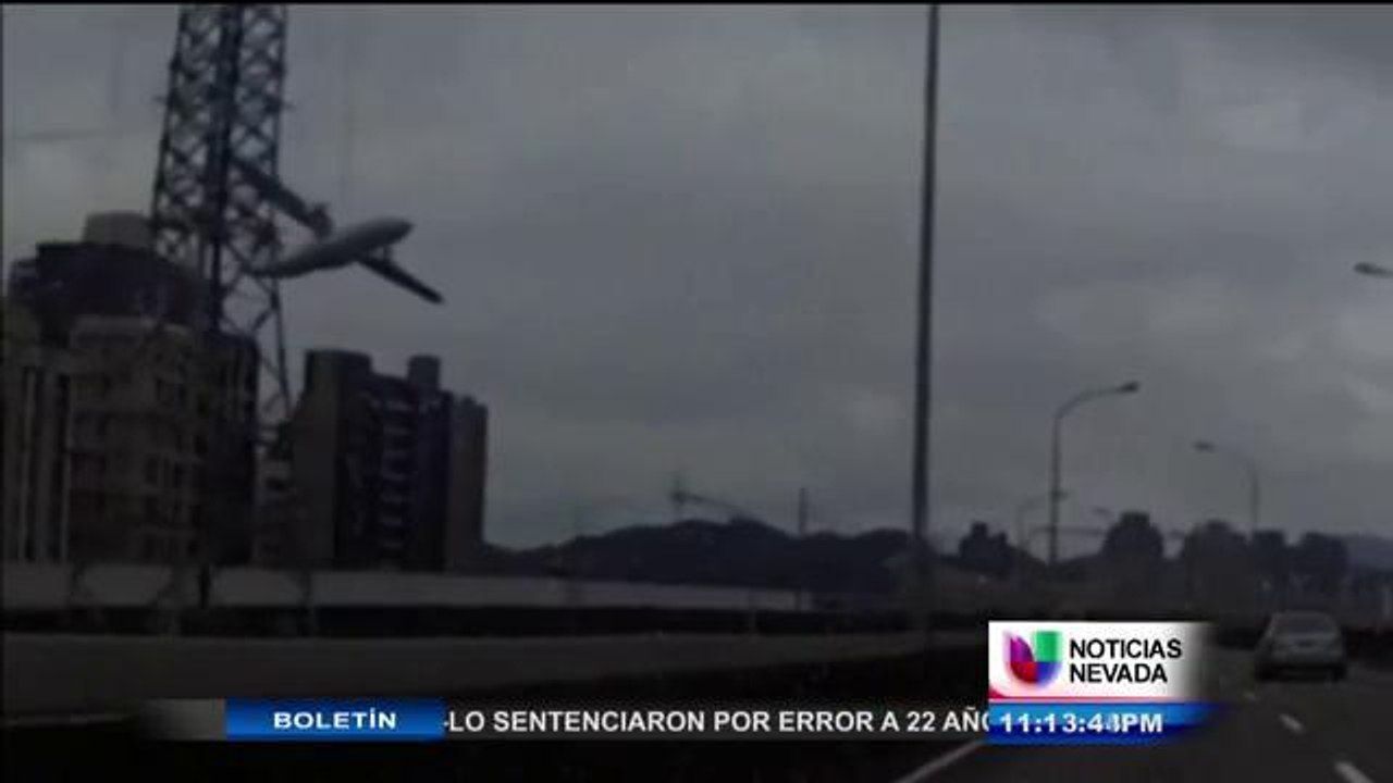 Queda captado el momento que avión se estrella en Taiwan