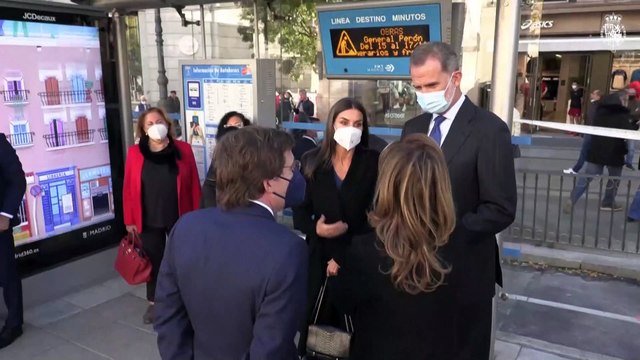 Por primera vez en su vida, el rey de España Felipe VI viaja en un autobús urbano