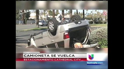 Camioneta se vuelca en estacionamiento