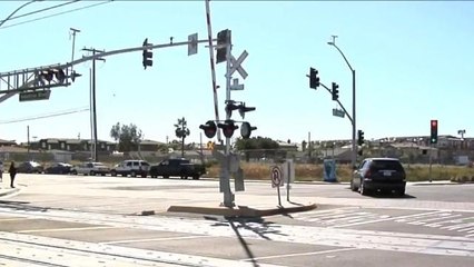 Conductores se ponen en riesgo al no respetar cruces