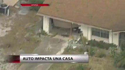 Auto impacta casa