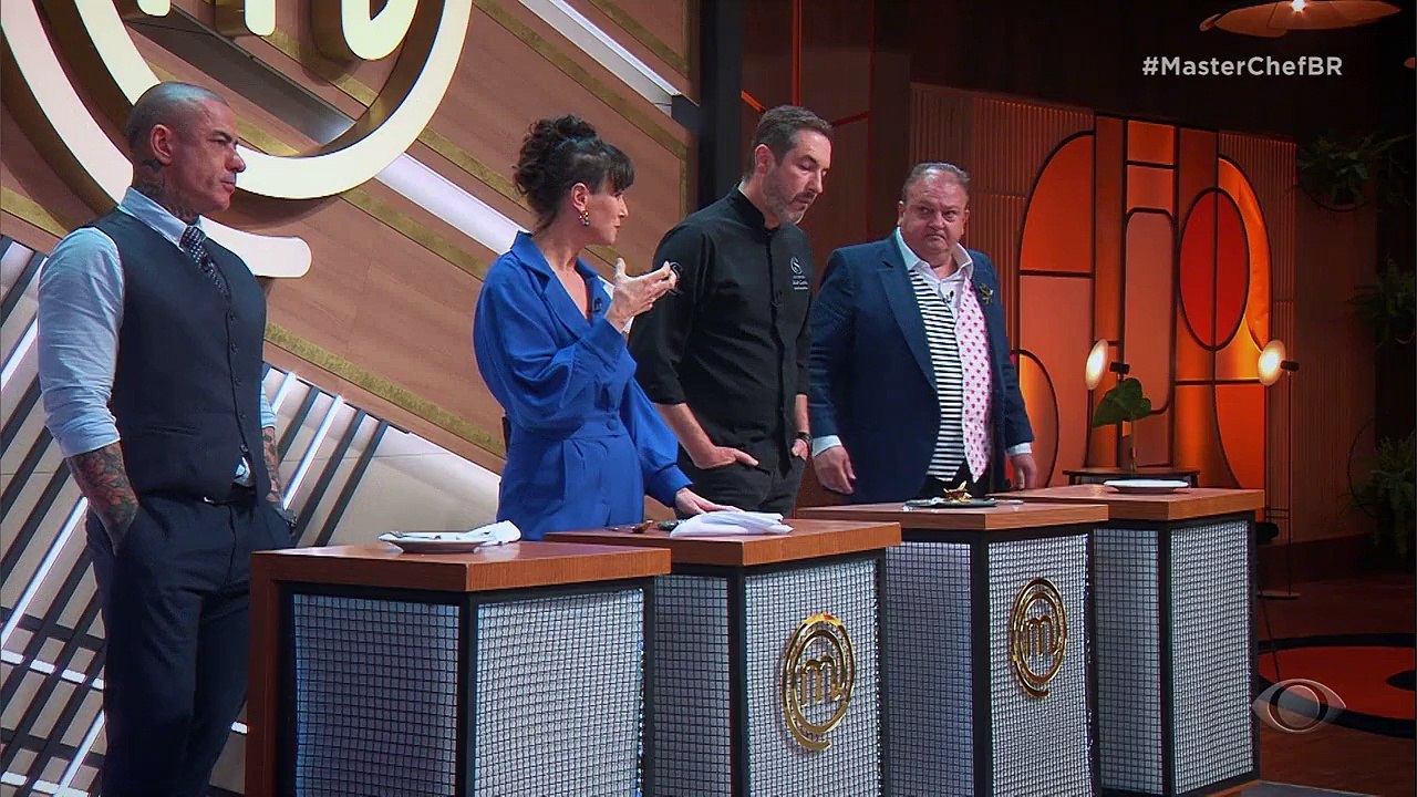 A cozinheira surpreende o chocolatier e os jurados com pão de mousse de chocolate, azeite e fumaça de alecrim